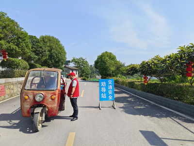 姜家畈村：开展交通安全文明劝导活动
