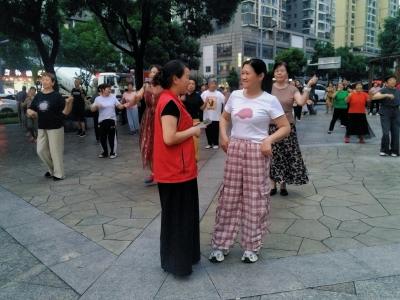 港虹社区：社区夜巡控喧闹 全民同心护高考