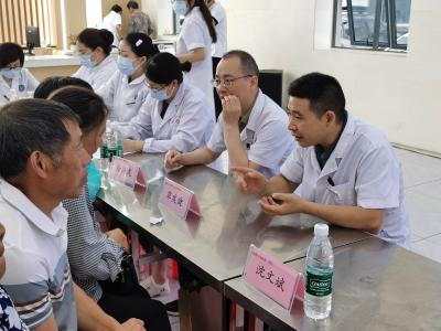 专家“沉”下去 手术“近”起来