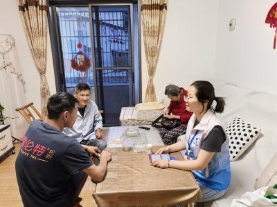 长江市场社区：夜间错时入户走访 筑牢社区安全防线