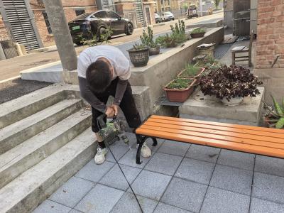 港虹社区：增设休闲座椅 便民暖心提质