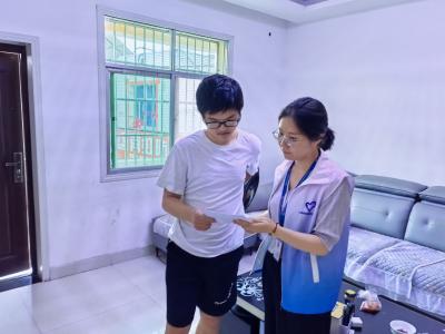 长江市场社区：入户开展防溺水宣传