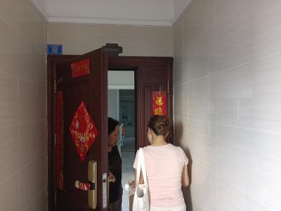 望江社区：网格员错时入户开展安全宣传