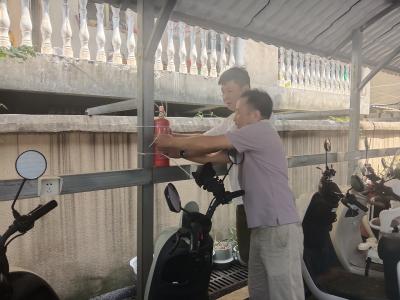 东湖社区：整治车棚隐患 守护夏日平安