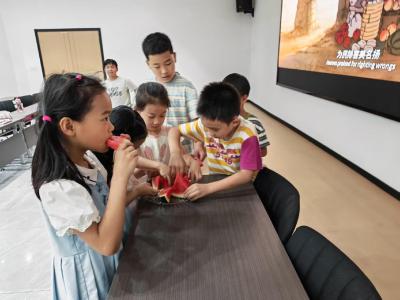 峡江社区：炎炎夏日送清凉 清甜西瓜暖童心