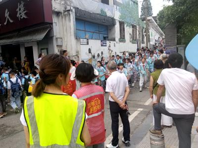 冯家湾社区：护学值守筑防线 整治摊贩净校园