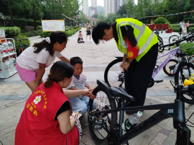 锦湖社区：志愿者当起“充气侠” 小区童车跑得欢
