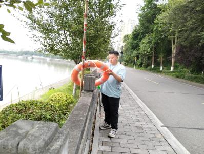 港虹社区：抓实河道巡查值守 筑牢防溺水安全防线