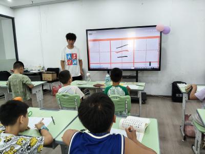 绿洲社区：笔墨润童心 书写启新章
