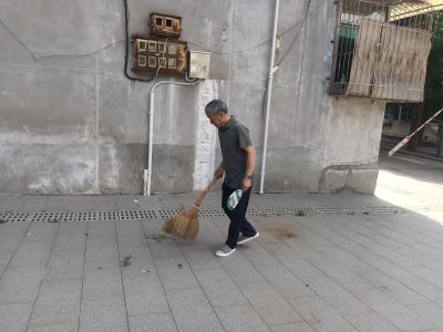 望江社区姚成林：热心志愿服务 守护家园环境