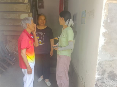 平湖社区：心系高龄暖夕阳 入户走访护安康
