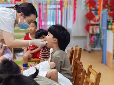 落实“五健”行动 万名幼儿集中防龋