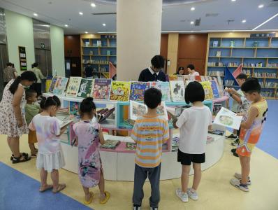 书香伴盛夏 图书馆成市民避暑阅读好去处