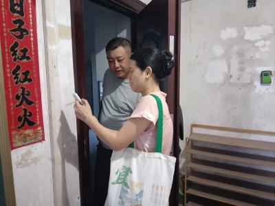 东湖社区：错时入户精准摸排 走心服务惠民安民