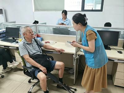 平云社区：网格贴心搭把手，高龄老人办事不用愁
