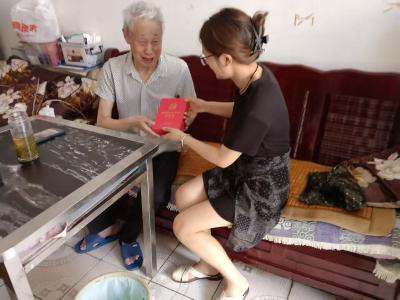 谭家榜社区：入户走访老党员 倾听心声送关怀