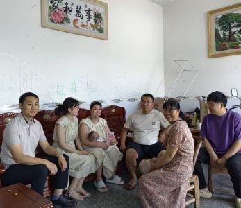 东西泉村：兑现村级二孩奖励 首位受益家庭喜领补贴