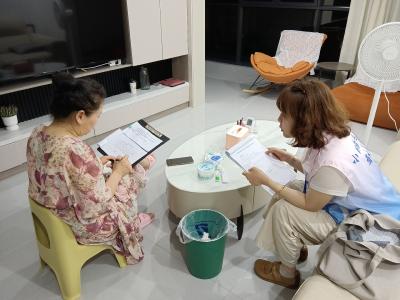港虹社区：错时入户听民声 精准服务暖民心