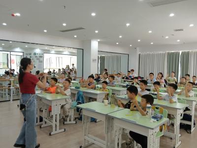 绿洲社区：创意手工进暑托 巧手编织小蜻蜓