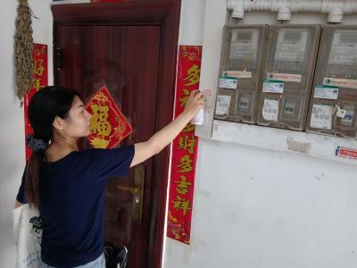 兴安社区：清理楼道小广告 净化楼道公共空间