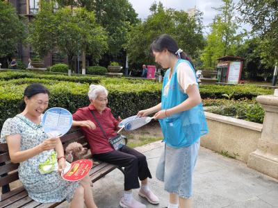 东城社区：送扇送清凉 反诈记心间