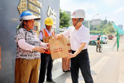 炎炎夏日送清凉 浓浓关怀沁人心