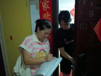 丁家坝社区：错时入户暖民心 夜间走访不止步