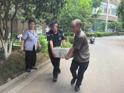 东城社区：顶楼杂物“大扫除” 织密防风“安全网”