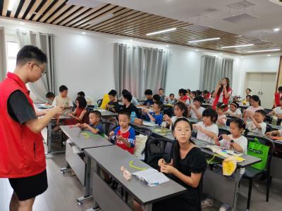 东湖社区：扭扭棒魔法手工课 童心编织缤纷夏日
