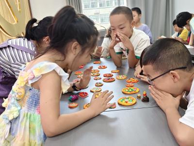 东湖社区：指尖揉童趣 黏土造披萨