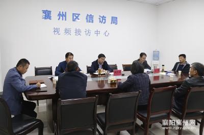 杨兴铭在区信访局接待来访群众