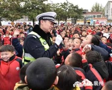 襄州交警为师生上交通安全宣传课