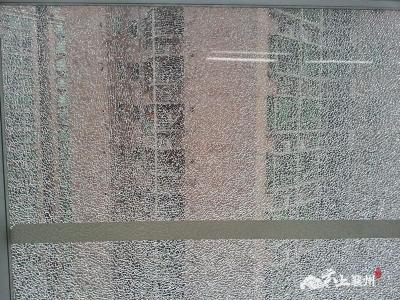玻璃连续自爆裂  住户担心砸伤人 襄州张湾市场监管所调解一起钢化玻璃自爆纠纷