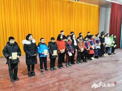 石桥镇商会爱心资助42名贫困生  