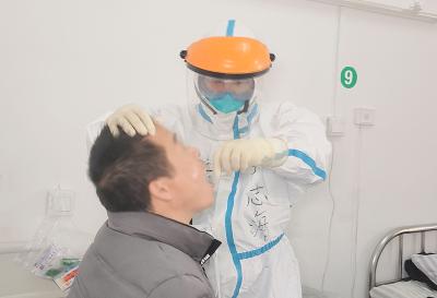 致敬最美逆行者 |咽拭子采样：他与病毒面对面