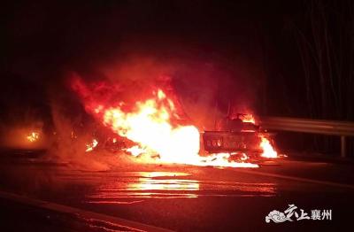 高速路上油罐车轮胎起火   襄州消防、交警紧急灭火排险