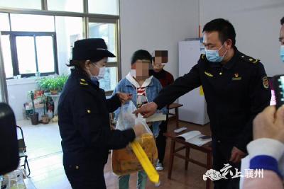 襄州城管：情系贫困学生  带着礼物赴“爱心约定”