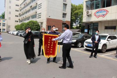 襄州城管：“双报到”社区送来感谢锦旗