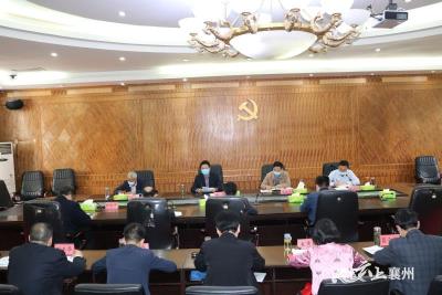 黄进主持召开区委理论学习中心组学习会议  