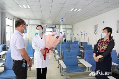 襄州区领导看望慰问护理工作者  