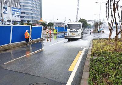襄州环卫：“借雨洗路”让城市街路干净整洁 
