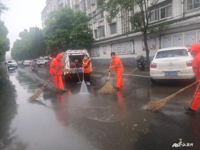 襄州环卫：开展“借雨洗路” 打造靓丽城区