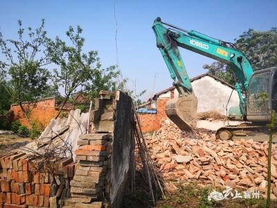 黄龙镇113套废弃房屋被拆除  构建安全环境