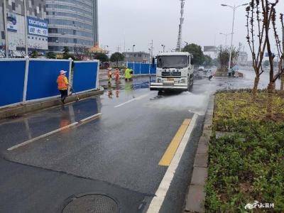 襄州环卫：“借雨洗路”让城市街路干净整洁