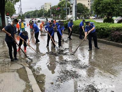 襄州城管：雨前防控雨后清淤  暴雨中履职尽责
