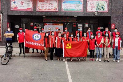 襄州区张湾中心小学支部开展在职党员进社区志愿服务活动