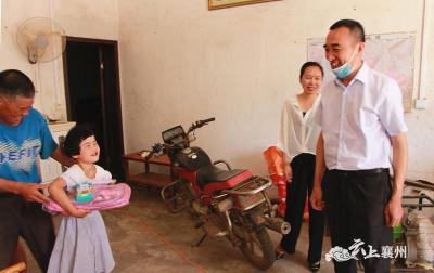 襄州城管：和贫困家庭的孩子们一起过“六一”