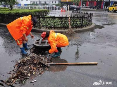襄州环卫：暴雨突袭，环卫清淤洁城助通行
