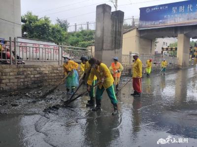 襄州环卫：暴雨过后，环卫工人忙清淤