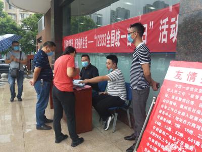 区人社局举办"12333全国统一咨询日"宣传活动